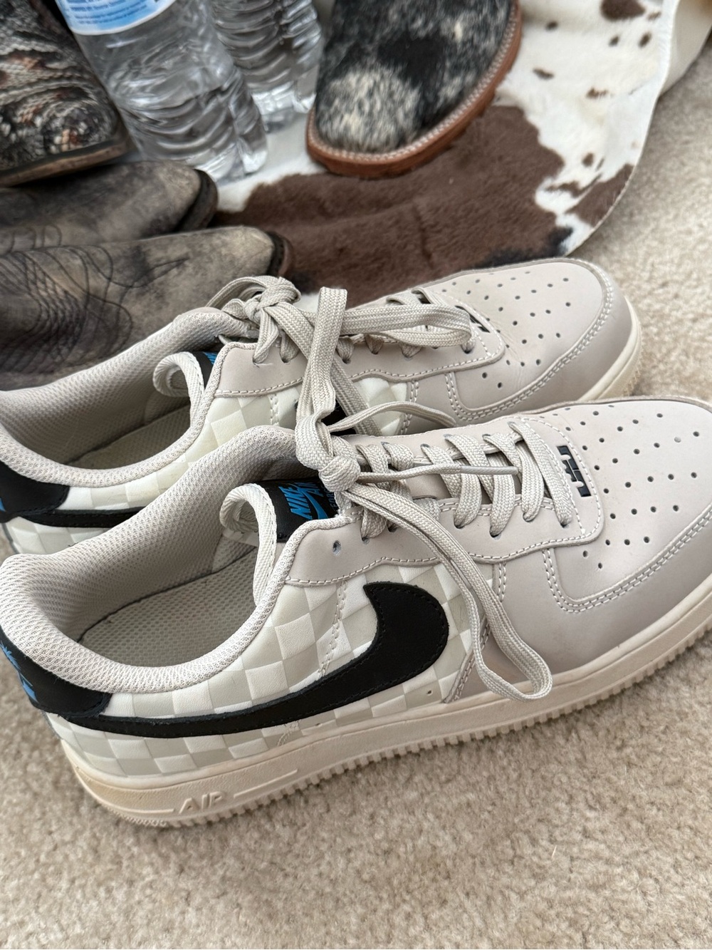 Nike Women’s Low-Top Sneakers in Light Beige with Black Swoosh